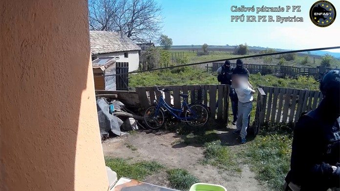 Policajti vedú jedného z údajných vrahov Slováka v Gratzi.