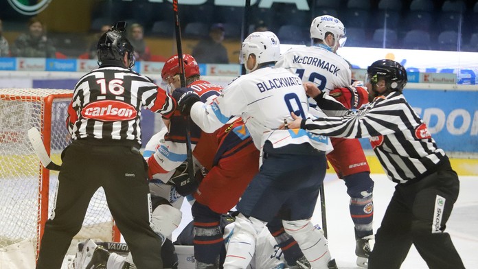 Hráč Anglicka Eric Dier (v strede) prechádza s loptou cez hráča Čiernej Hory Fatos Becira (vpravo) v zápase A-skupiny kvalifikác