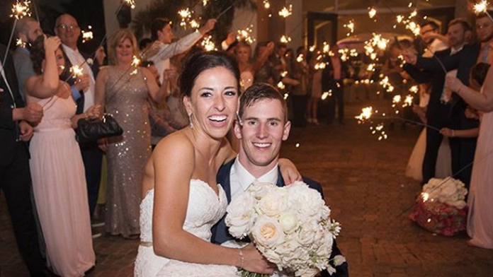 Novomanželia Chris a Emily. 