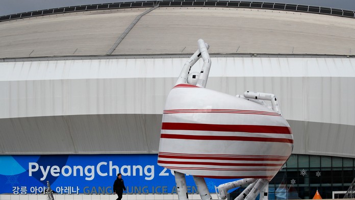 Obvinený Pavol Rusko prichádza na konfrontáciu s Mikulášom Černákom.