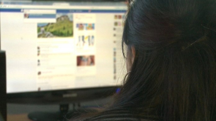 Zoznámenie cez sociálnu sieť - ilustračná snímka.