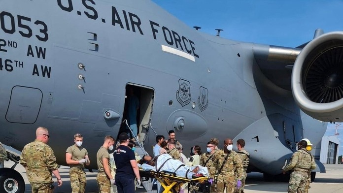 Pôrod ženy z Afganistanu v americkom evakuačnom lietadle