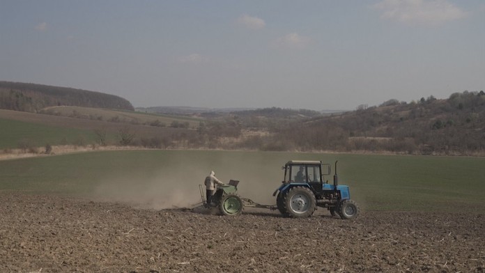 Nezastavila ich ani vojna. Ukrajinskí farmári sa vybrali do polí, aby zasiali