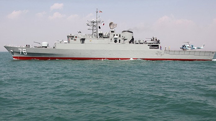 USA tvrdia, že zasiahli iránsku „pýchu“. Jedna z najmodernejších lodí Teheránu sa potápa