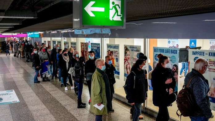 Ľudia čakajú pred vakcinačným centrom vo Frankfurte nad Mohanom.