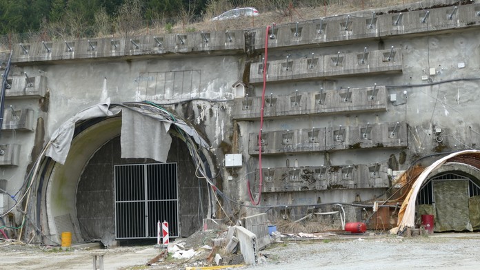 Hrozí ďalšie predĺženie výstavby tunela Višňové. V stenách stavby chýba betón