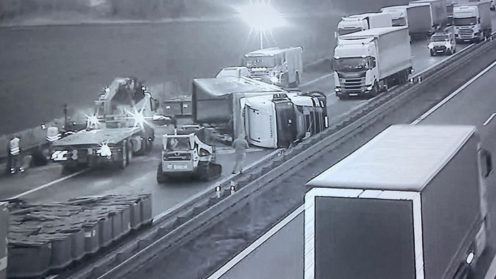 Úsek od hraníc po zjazd na Břeclav je neprejazdný, kolóny sú aj na mnohých miestach v Bratislave