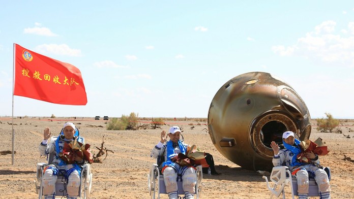 Čínski astronauti sa po 90-dňovej misii vrátili na Zem