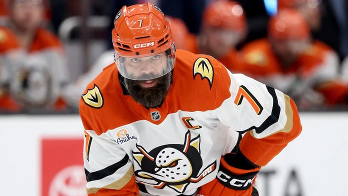 Po nešetrnom zákroku sa hovorilo o jeho konci v NHL. Radko Gudas by mohol zamieriť na nečakanú adresu
