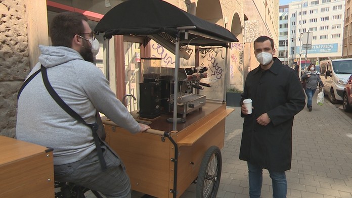 Majiteľ pojazdných bicyklov s kávou k situácii pristúpil svojsky a na pre neho nezmyselné opatrenie zareagoval rozdávaním kávy.