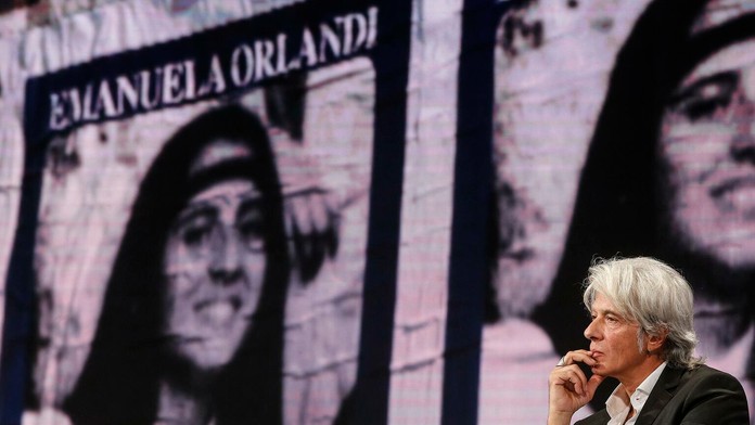 Vpravo dole Pietro Orlandi, brat nezvestnej Emanuely.