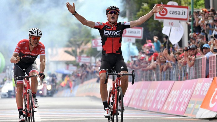Víťazné gesto švajčiarskeho cyklistu Silvana Dilliera z tímu BMC na Giro d'Italia.