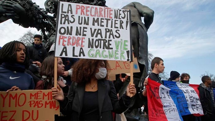 Protestujúci mladí ľudia sa dostali v utorok do potýčok s políciou v Paríži a po celom Francúzsku.