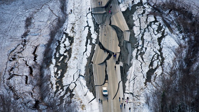 V dôsledku zemetrasenia popraskaná a zvlnená cesta s názvom Vine Road na kopci pri meste Wasilla.
