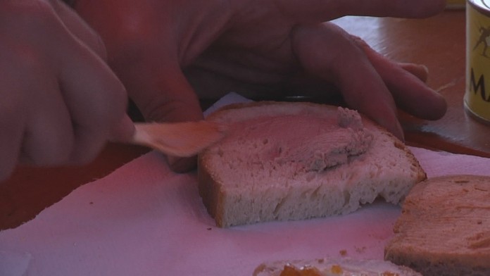 Guláš na hranici nahradil chlieb s nátierkou: Dobrovoľníkov vymenili platení kuchári, no tí sú až v Michalovciach