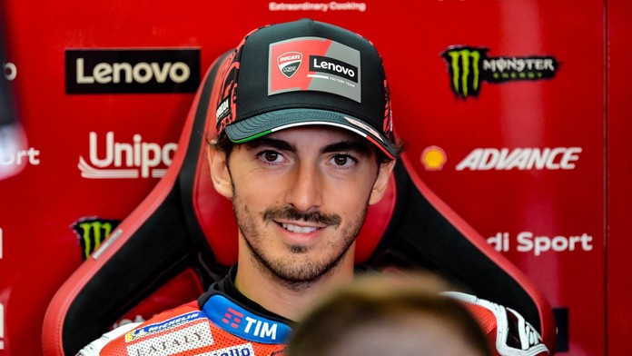 Poctu niesť olympijskú pochodeň budú mať mnohé osobnosti. Nechýba medzi nimi známy motocyklový pretekár