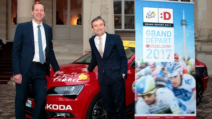 Starosta Düsseldorf Thomas Geisel (vpravo) a riaditeľ TdF  Christian Prudhomme počas prezentácie pretekov na rok 2017.