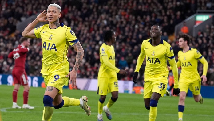 Prvý krok za záchranou? Tottenham gólom v samom závere obral o body Liverpool. Míľnik Fernandesa