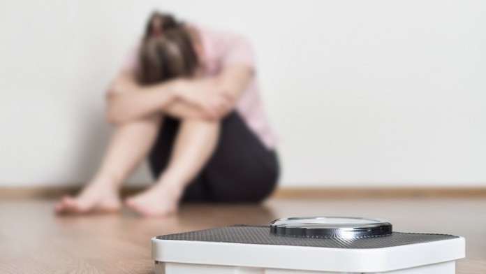 Ľudia s anorexiou jedia namočené vreckovky, či múku s olejom. Nakŕmiť ich nie je to, čo im pomôže sa vyliečiť