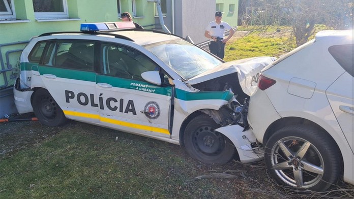 Po zákroku hliadky pri Nitre skončil v nemocnici vodič aj policajti.