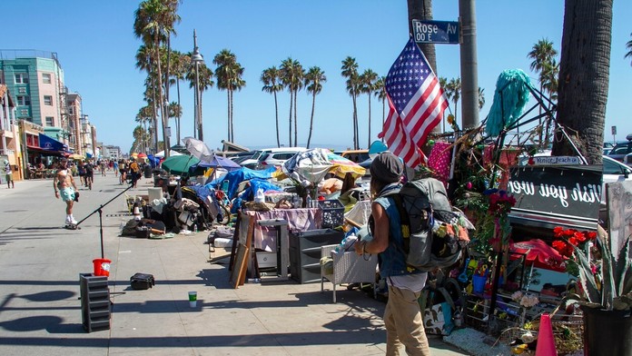 Ulice Los Angeles plné bezdomovcov