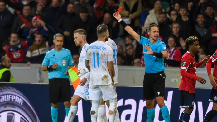 Zbytočný skrat oslabil Slovan. To nevidíme ani na dedine. Byť jeho spoluhráč, chytím ho pod krk