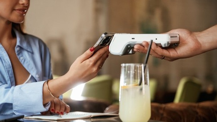 Turisti zúria. Obľúbená dovolenková destinácia mení pravidlá v reštauráciách