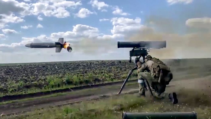 Ruský vojak strieľa z prenosnej protitankovej riadenej strely Kornet na neznámom mieste na Ukrajine.