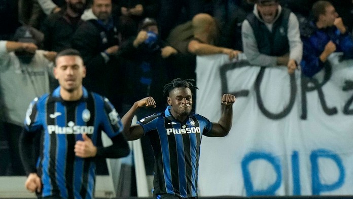 Duvan Zapata z Atalanty oslavuje gól v dueli LM proti Manchesteru United.
