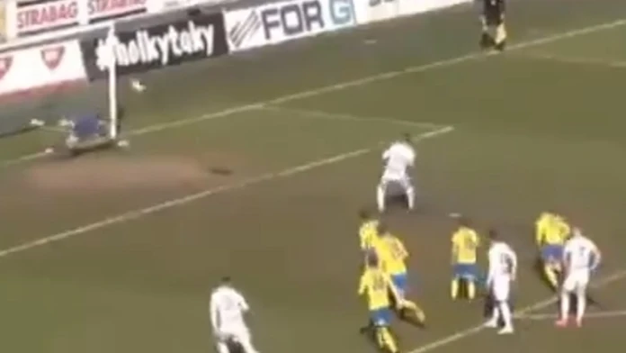 Kuriózny gól z penalty.