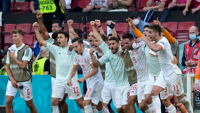 Hráči Španielska oslavujú postup do štvrťfinále ME 2020.