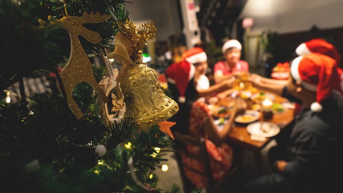 Na omšu v kolieskových korčuliach či ukrývanie metiel pred čarodejnicami. 10 podivných vianočných zvykov naprieč svetom