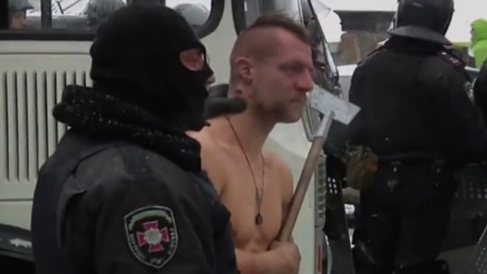 Kukláči si fotili nahého muža