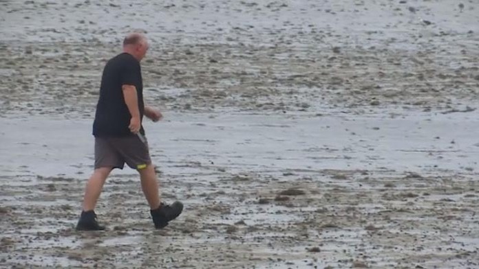 Hurikán nasáva vodu a necháva suché pláže.