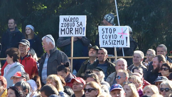 Protivládny čapicový protest Smeru.