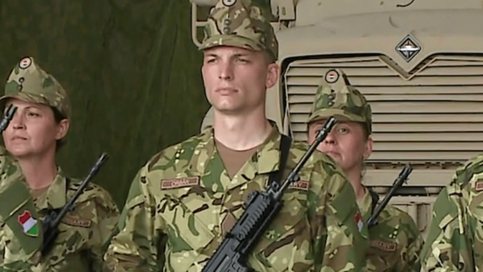 Orbánov syn tvrdí, že má zázračné schopnosti. Vedie vlastnú sektu, ktorá sa pripravuje na koniec sveta