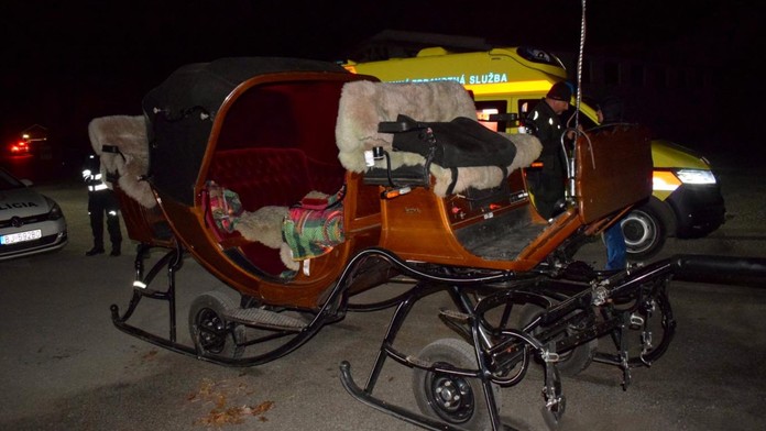 Bizarná nehoda v centre Bardejova: Splašené kone s povozom narazili do zaparkovaného auta