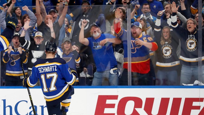 Jaden Schwartz zo St. Louis oslavuje gól v 1. kole play off proti Winnipegu.