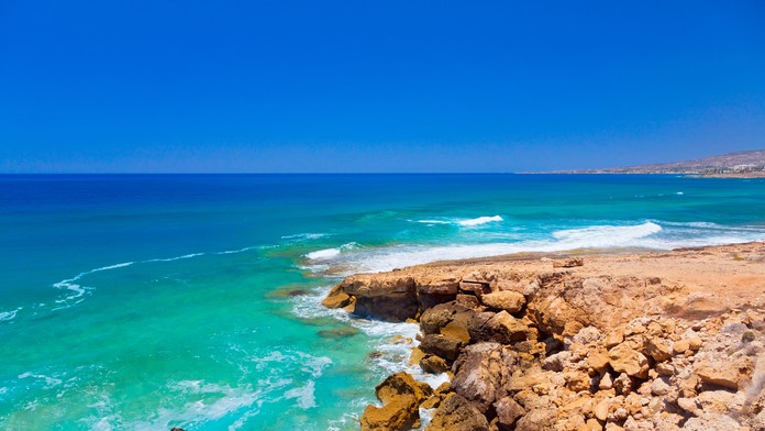 Pláž pri cyperskom letovisku Pafos.