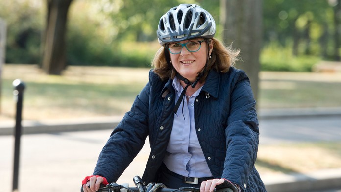 Ministerka pôdohospodárstva a rozvoja vidieka Gabriela Matečná prichádza na bicykli na schôdzu vlády.