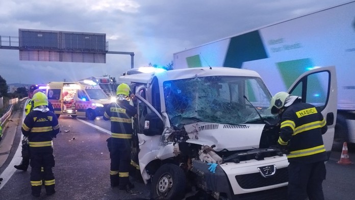 Dopravná nehoda pri Bratislave: Dodávka skončila pod kamiónom, zranilo sa päť ľudí