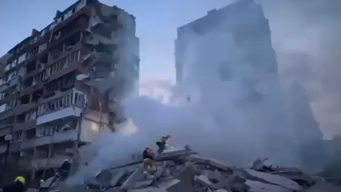 Kyjev čelil intenzívnemu ruskému útoku. Mesto ničili drony aj rakety, hlásia najmenej jednu obeť