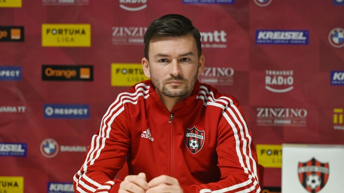 Tréner Trnavy Michal Gašparík počas tlačovej konferencie.