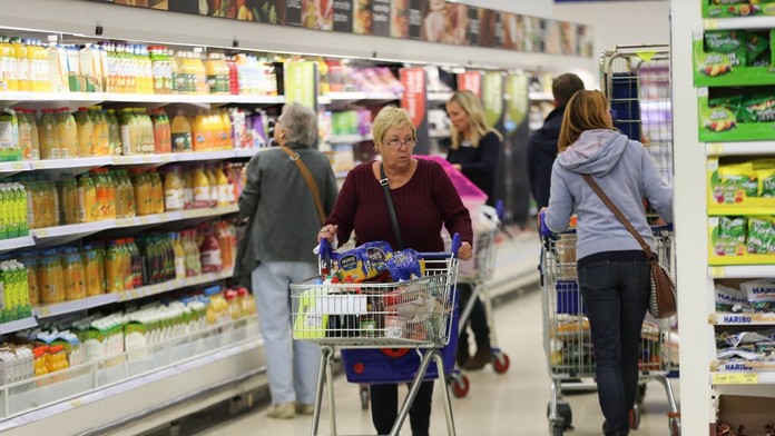 Žena nakupuje potraviny v Tescu 