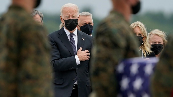 Joe Biden s manželkou vzdávajú hold vojakom zabitým v Kábule.