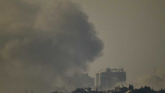 Na snímke je vidno dym, ktorý stúpa k oblohe po izraelskom vojenskom útoku v Pásme Gazy.