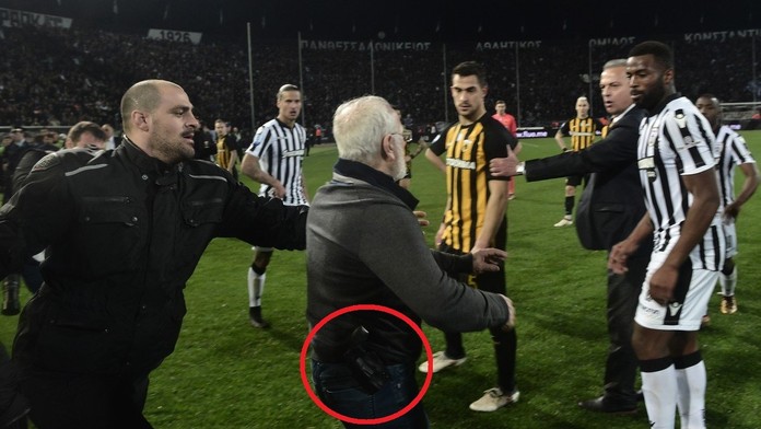 Na ihrisko vtrhli fanúšikovia i prezident PAOK-u Ivan Savvidis, ktorý mal mať pri sebe aj zbraň.