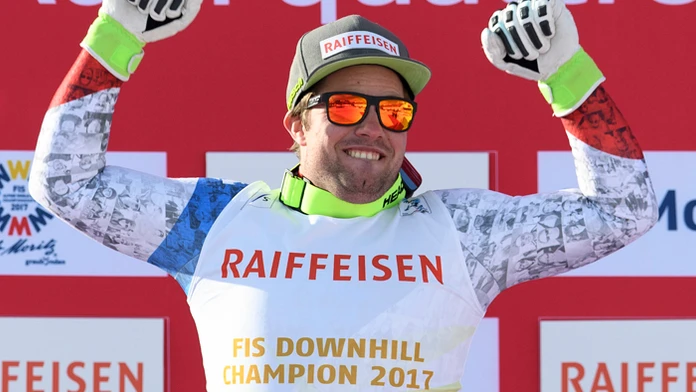 Švajčiar Beat Feuz sa raduje na pódiu z víťazstva v zjazde mužov na MS.