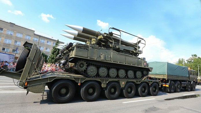 Prehliadka vojenskej techniky počas centrálnych osláv 75. výročia SNP