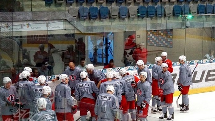 Hráči sú obklopení okolo zraneného ruského hokejistu.